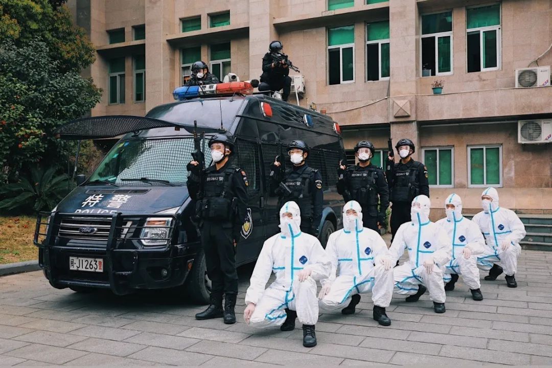 在2020年的这场大疫中,有白衣执甲,也有警察逆行.