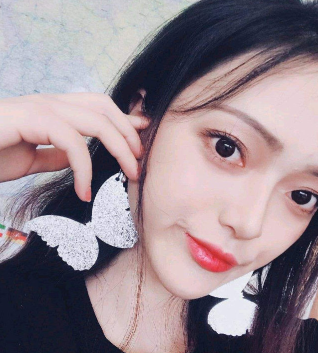 edg厂长女友公开秀恩爱,网友看到她的行为后,直接批评