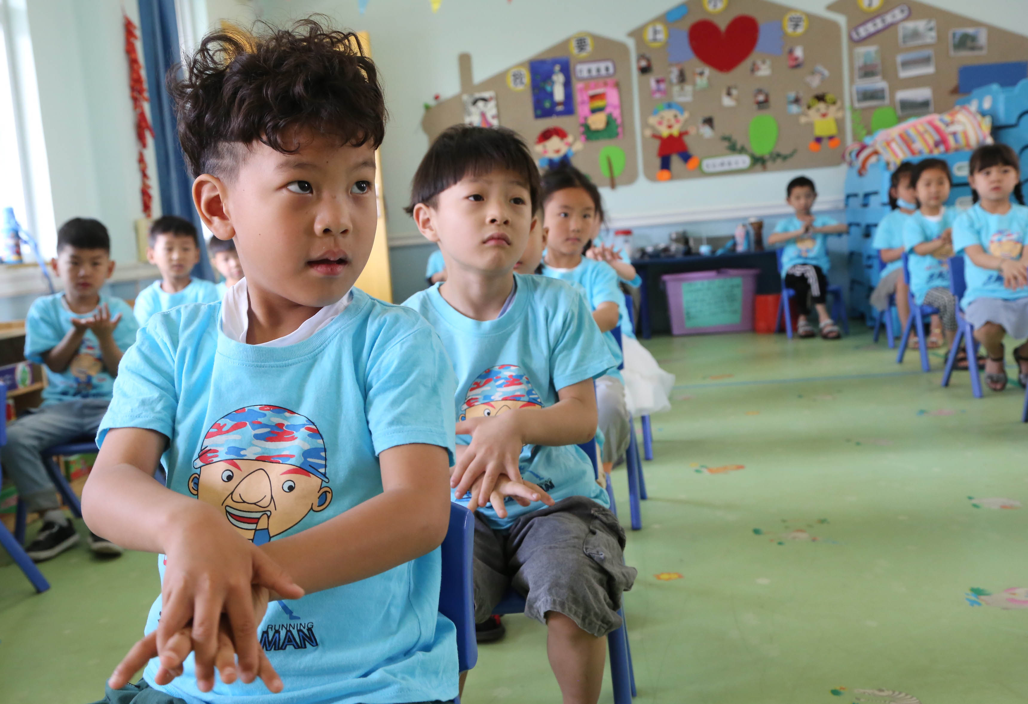 在平顶山市宝丰县育才幼儿园门口,百余名大班小朋友在家长带领下排队