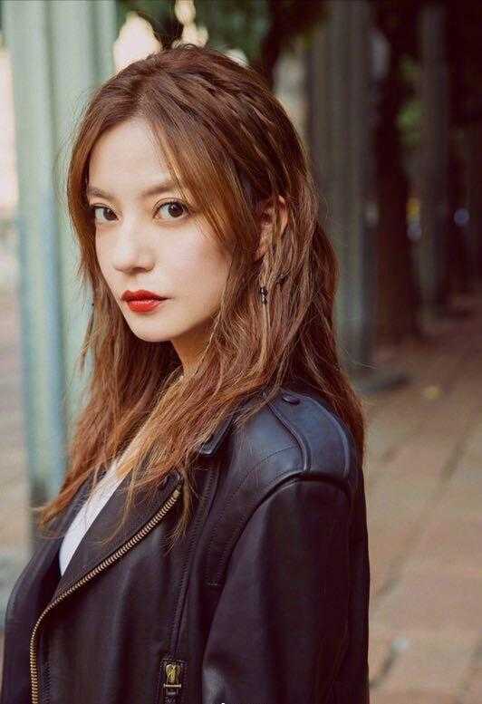 张予曦不愧是气质女神,扎丸子头配连衣裙典雅复古,女神范儿十足