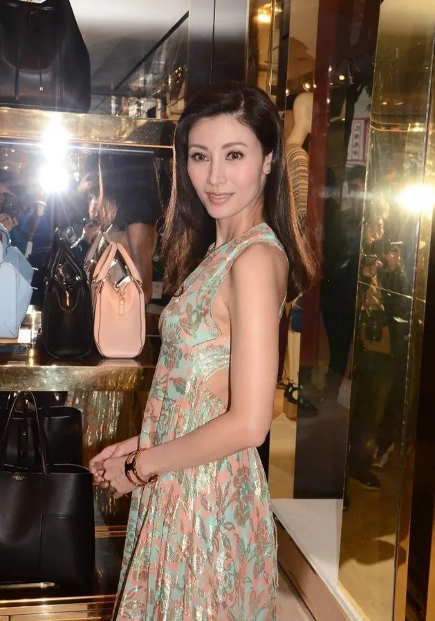 李嘉欣真不愧是阔太,还能穿纱裙装天真,不过确实看着年轻些!