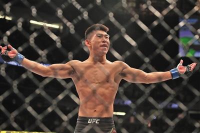 73米 职业生涯战绩:16胜4负1平 ufc战绩:5胜1平 上周日,22岁的宋亚东