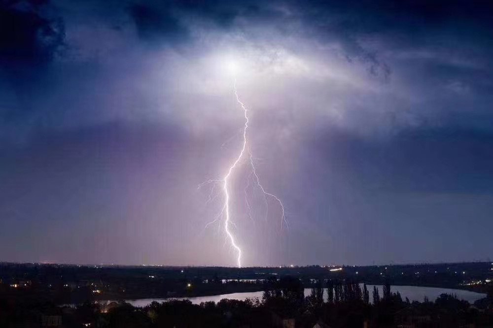 昨夜暴雨红色预警 雷电大风席卷广西,未来天气还将经历