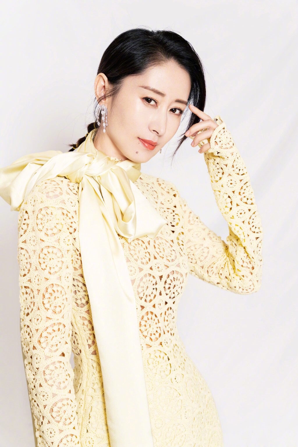 "姐圈顶流"刘敏涛,蕾丝裙气质性感,完美身材让人惊艳