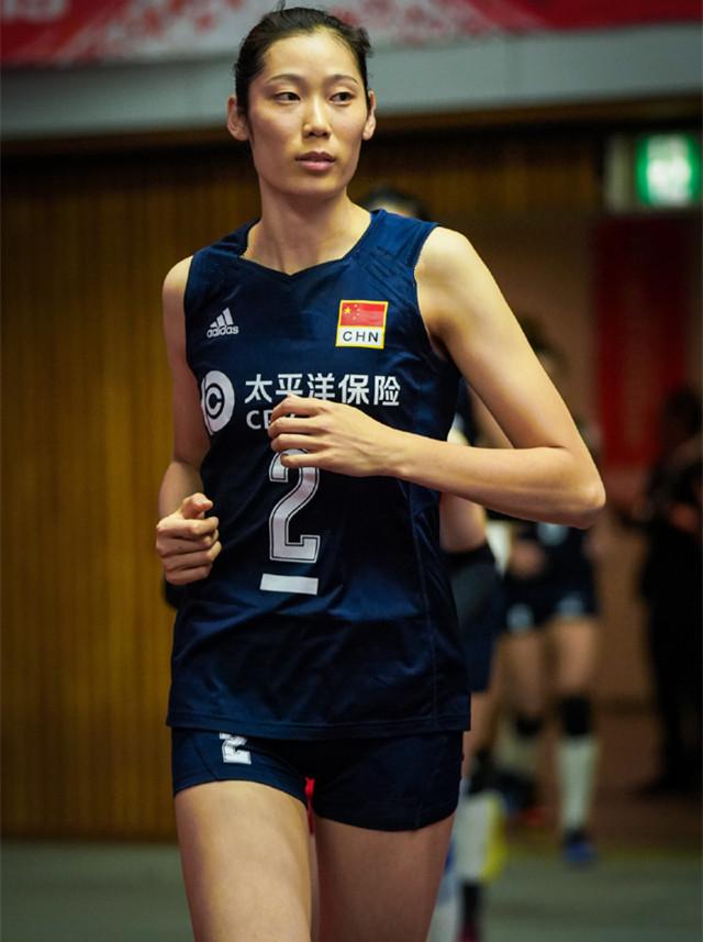 朱婷解读女排精神,收获又一迷妹,世界冠军高喊:帅爆了