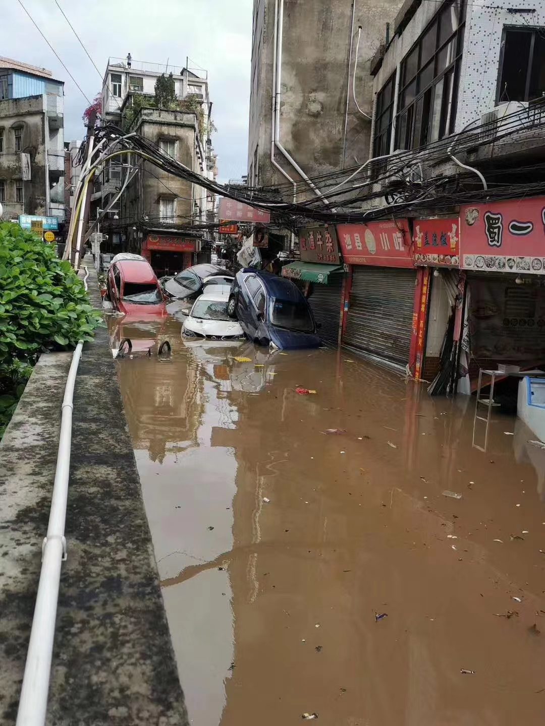 近日广东省出现特大暴雨以及台风,街道变成河道