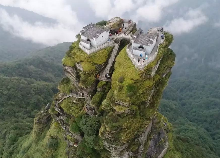 贵州的梵净山和四川的峨眉山,景色都很不错,哪个更值得旅游