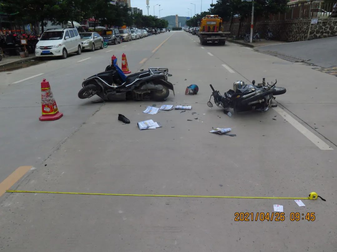 防城港:摩托车与电动车相撞,一人不戴头盔致头部受伤死亡