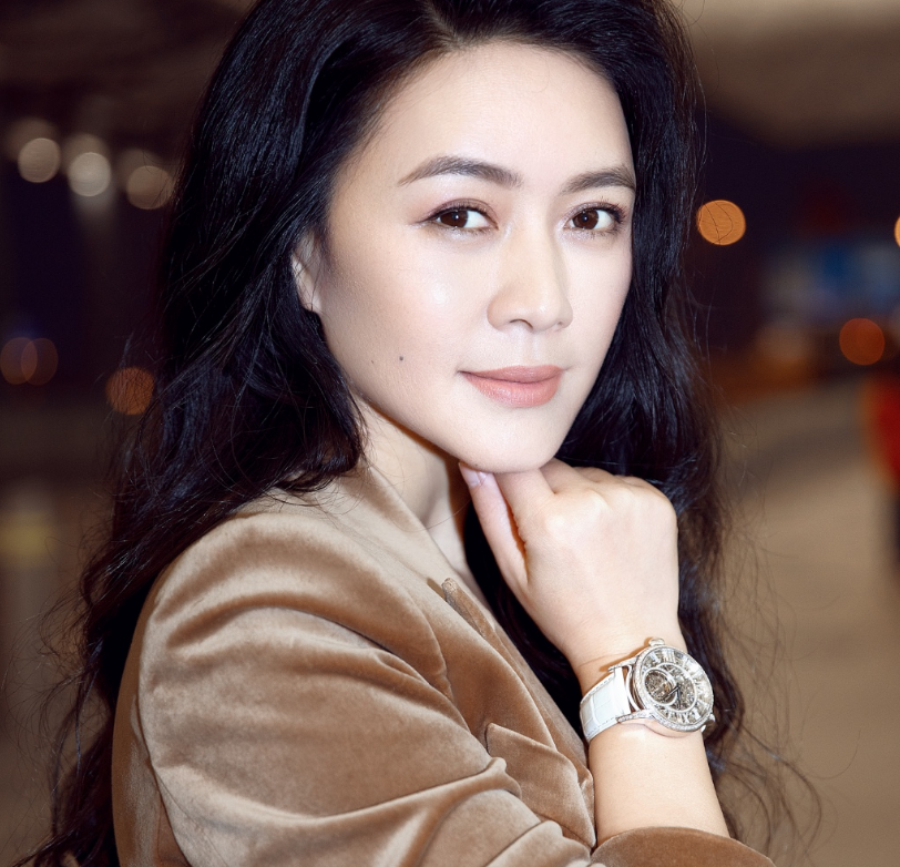 她21岁凭借电视剧出名,事业高峰期与富豪结婚,现如今继承百亿资产