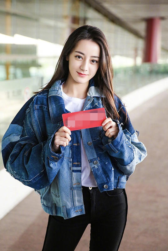 迪丽热巴这身材女星里少有,牛仔外套配黑色紧身裤,筷子腿超好看