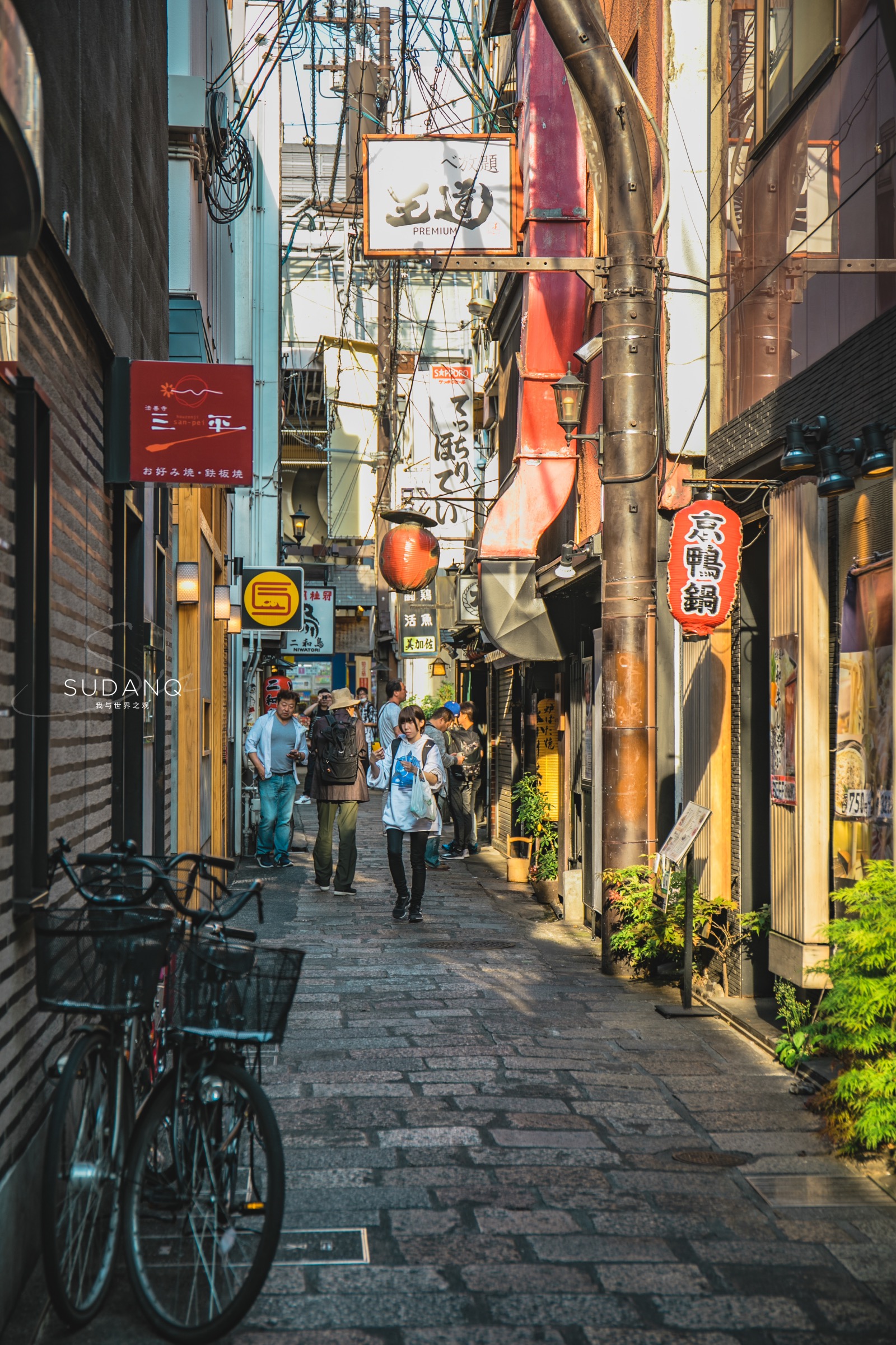 日本人口密度大于中国,但狭窄的城市街景如此惊艳:竖构图摄影