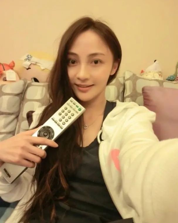 姚笛真人好瘦啊,就是素颜太显老态了,从女明星变成普通人了!