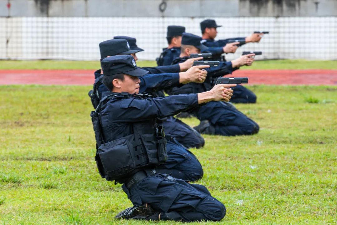 梅州公安特警雨中展雄姿