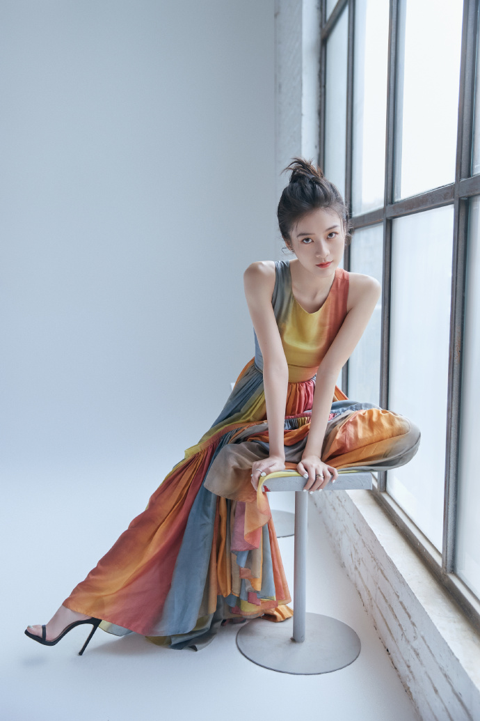 张雪迎五彩长裙展现曼妙身姿,俏皮可爱洋溢青春气息