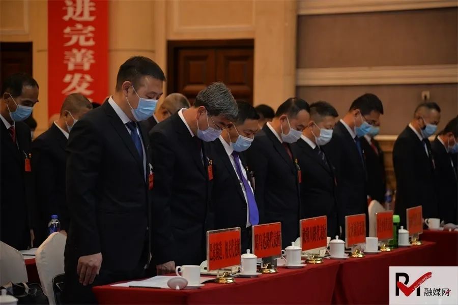政协会议为战疫牺牲烈士和逝世同胞默哀