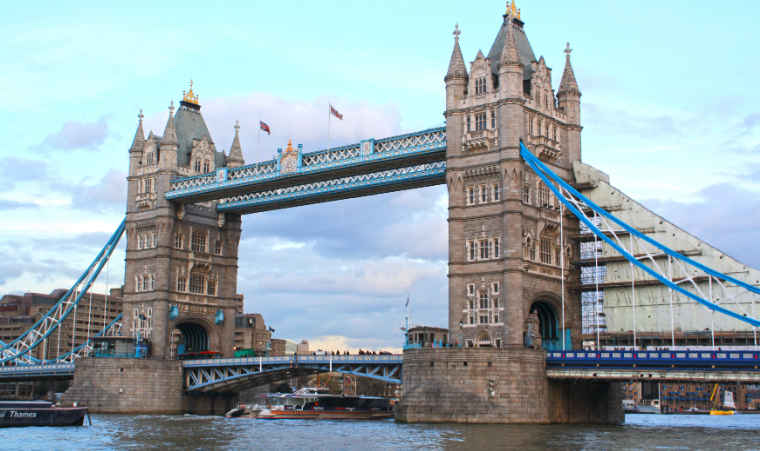 英国非常出名的大桥,是塔是桥分不清,被誉为"伦敦的象征"