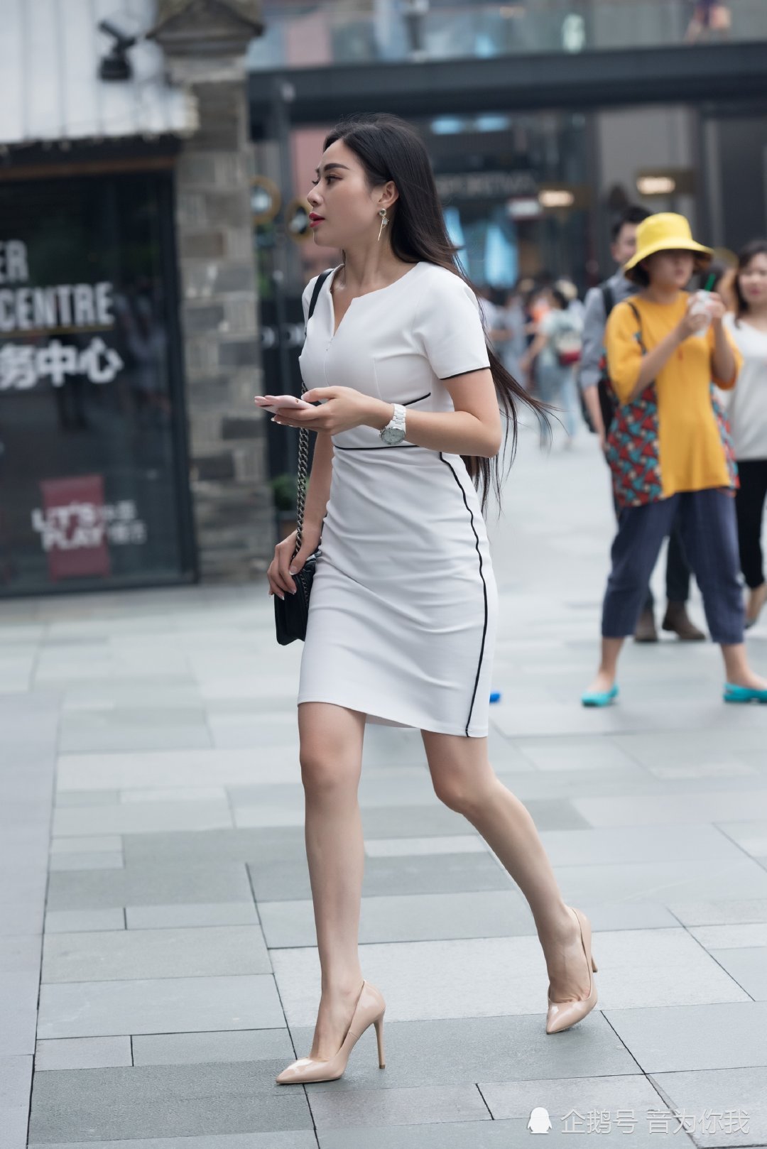 街拍:穿白色连衣裙搭配高跟鞋,长发及腰丰腴的御姐