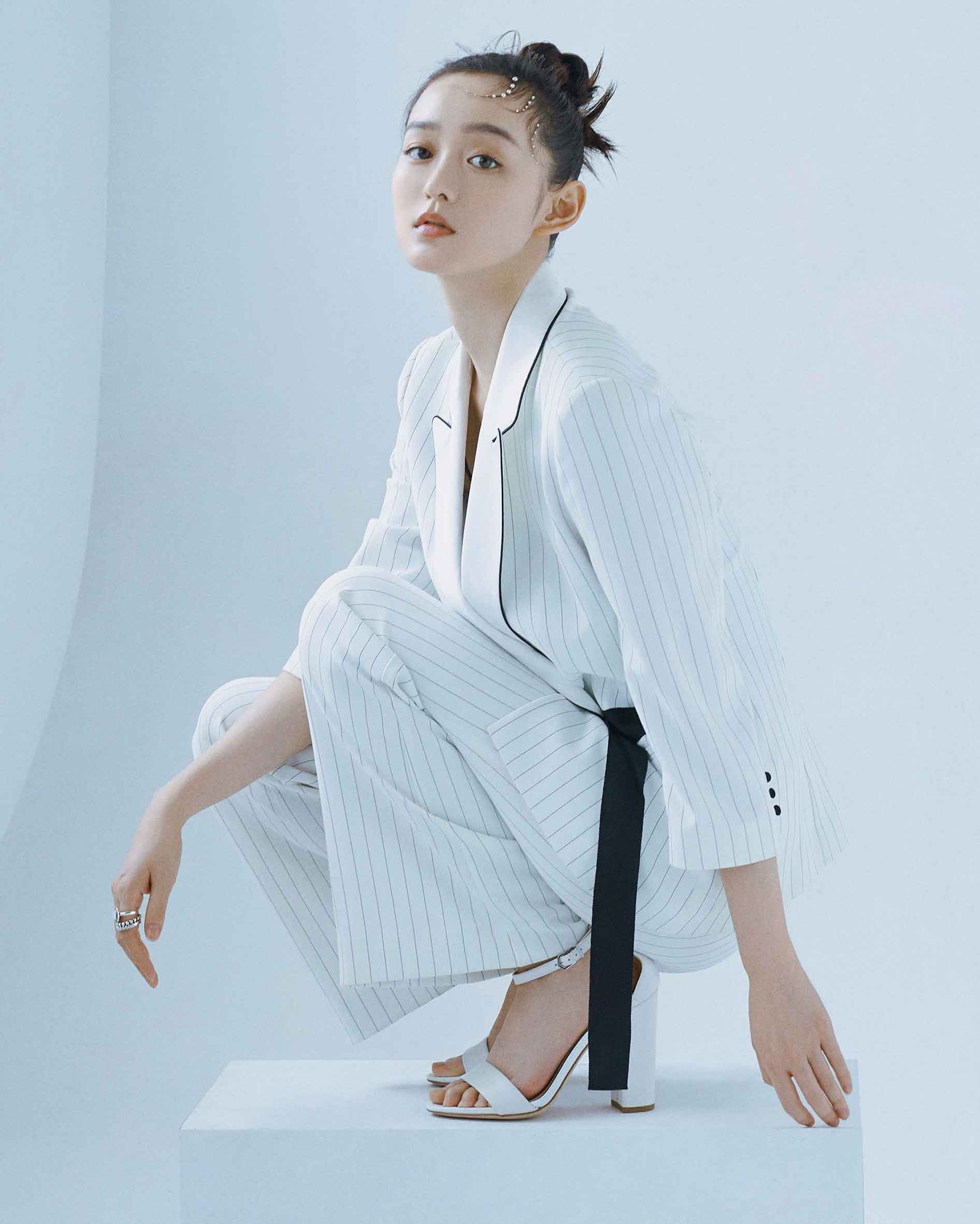 何泓姗也太美了,化"眼泪妆"身披丝巾,站楼梯上宛如一幅画