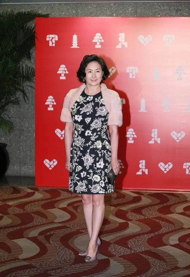何超琼再有钱也不装,一笑脸上都是皱纹,但打扮朴素更显得优雅!