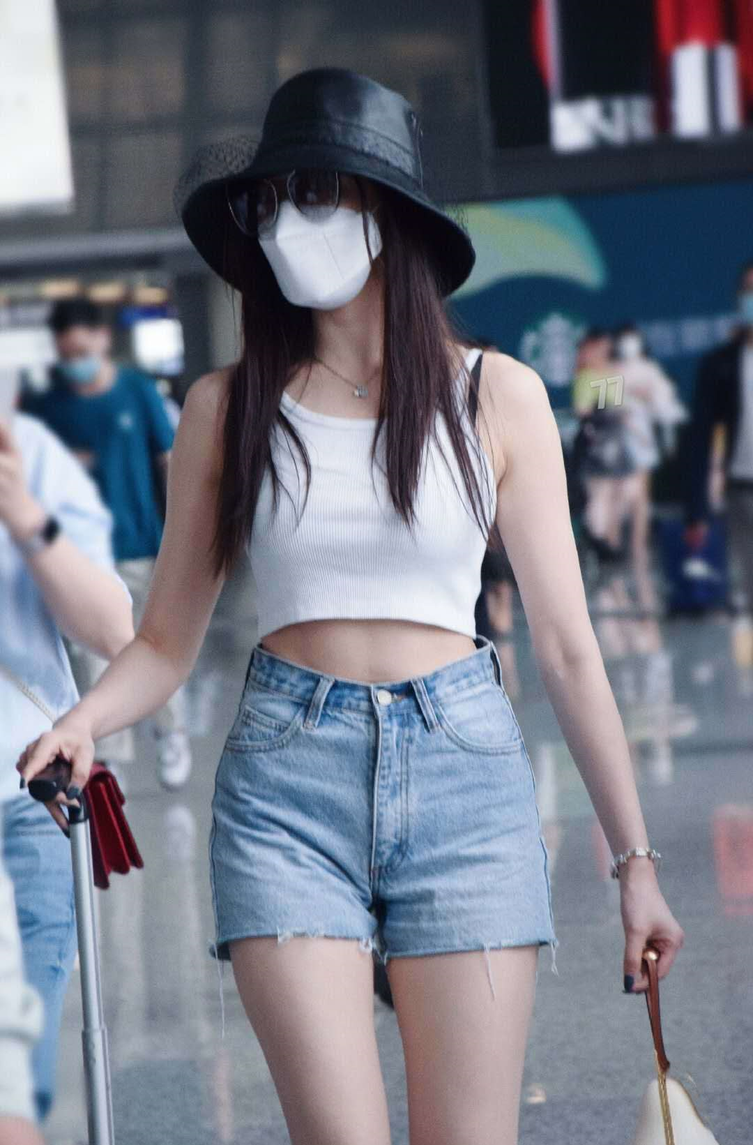 张天爱不愧是"健身女王",白色吊带短裤,露出好身材