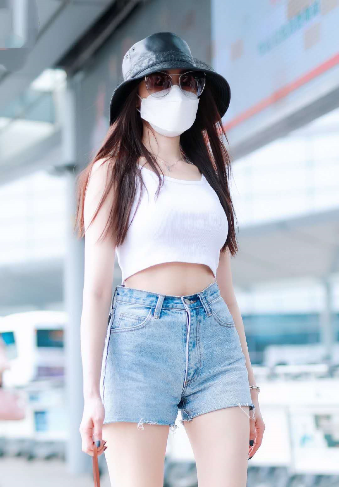 张天爱不愧是"健身女王",白色吊带短裤,露出好身材