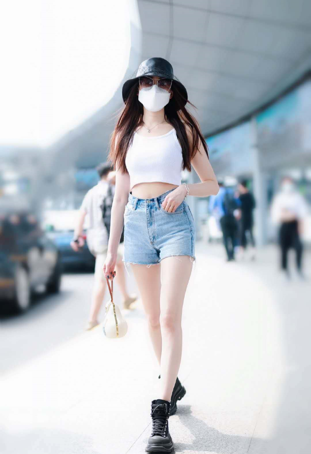 张天爱不愧是"健身女王",白色吊带短裤,露出好身材