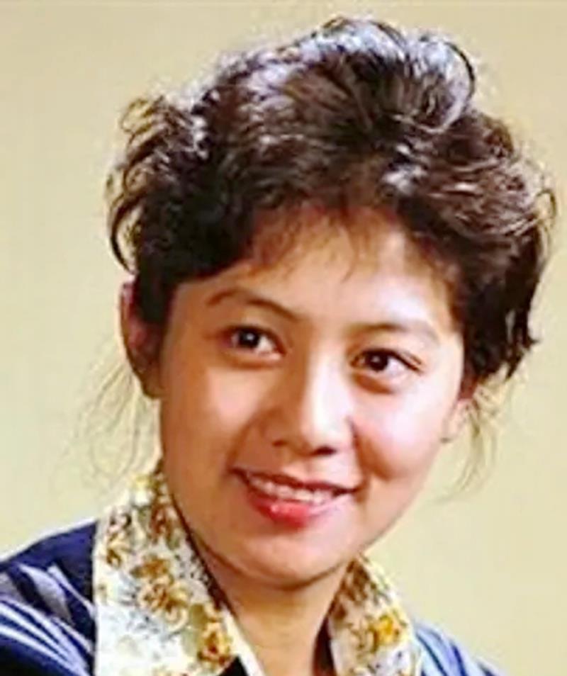 她是80年代长影演员,父母是外国人,可惜57岁早逝,丈夫