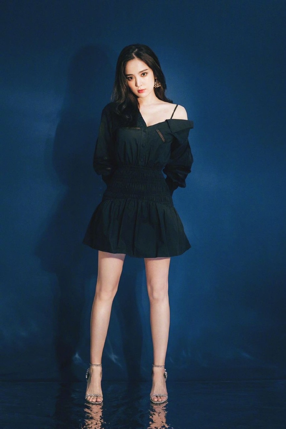2020年5月25日福利,古力娜扎黑色露肩裙优雅写真