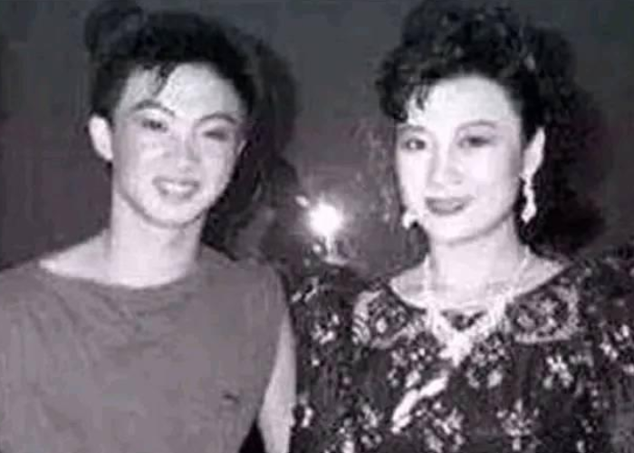 她是金星20年前的妻子,离婚时丈夫已是女儿身,如今两人成为好闺蜜