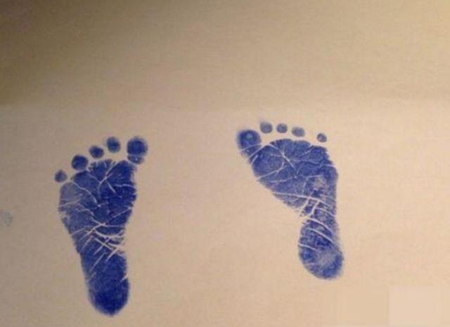宝宝出生后,为何"留脚印"而不是手印,医生不明示你也要了解