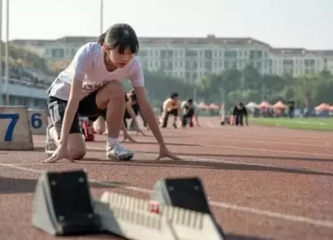 现在初中生第一目的就是集中在学习上面的,而且现在的许多学生都不