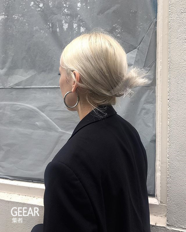 从容不迫的随性:如何靠鲨鱼夹,散发法式女人的率性与仙气?