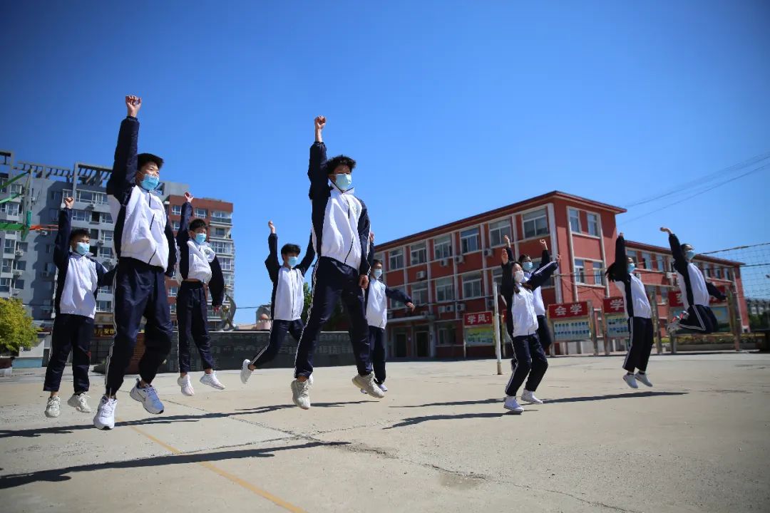 辽河油田第二高级中学高一学生开心跳跃.记者邵思雨 摄