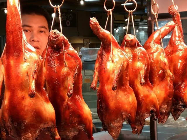 活鸭成本要50元,为何店里烤鸭只卖18元?看完实情后,你