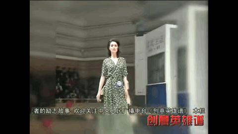 感受一下这位姐当年走路带风的台步,360无死角展示自己的美,也不带不