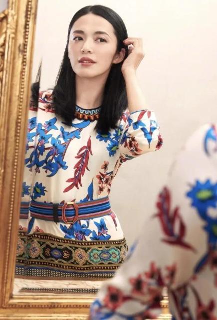 姚晨国外亮相气质升华!穿彩印长裙搭配高跟鞋,169身高
