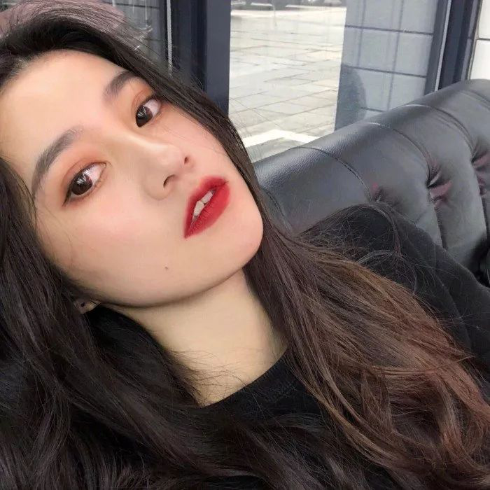 忧郁女生头像:成年人的生活,就是每天崩溃八百次!