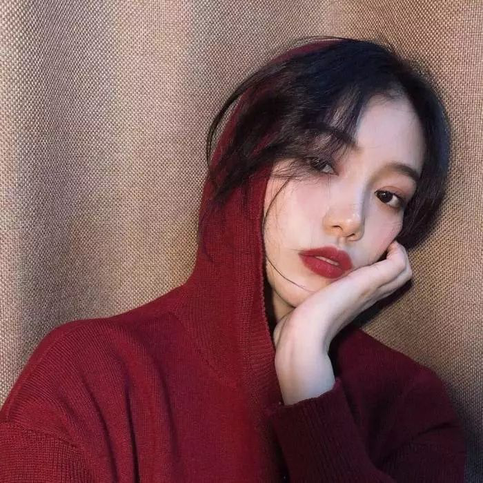 忧郁女生头像:成年人的生活,就是每天崩溃八百次!