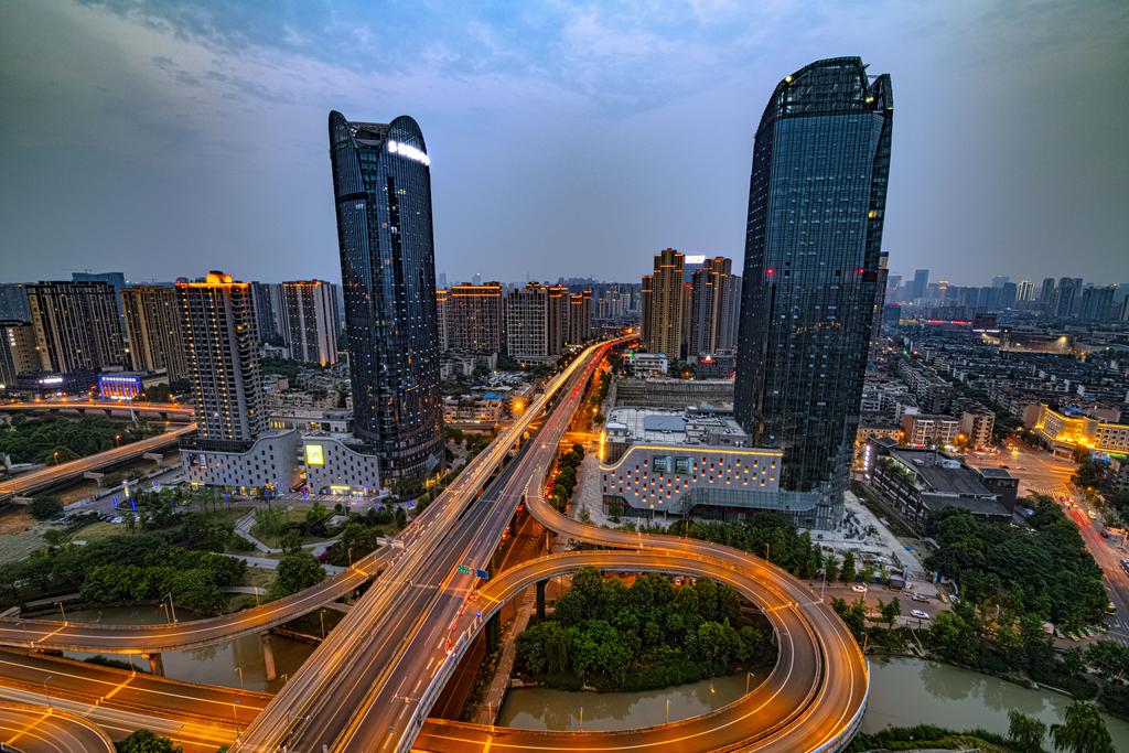 成都东郊麻石桥双塔夜景