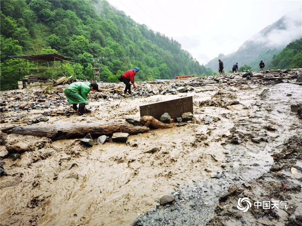 云南怒江贡山县突发泥石流 淤泥满地一片狼藉