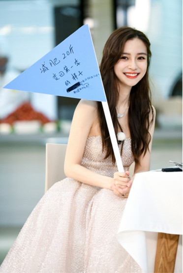 angelababy奔跑吧裙子,奔跑吧angelababy回归 新一季奔跑吧播出,angelababy身穿一袭水钻长裙,真是温柔又大气