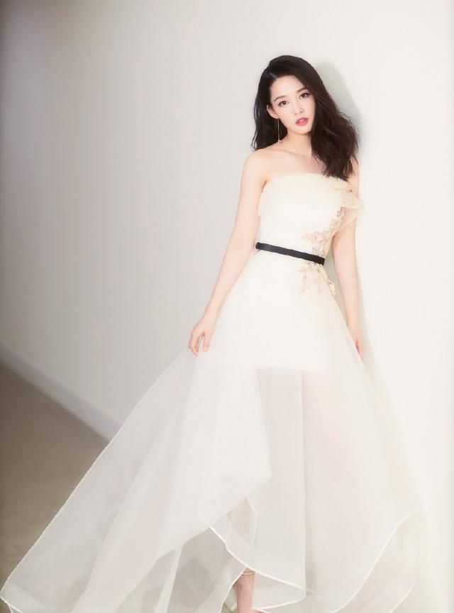 李沁甜美又清纯,气质浑然天成