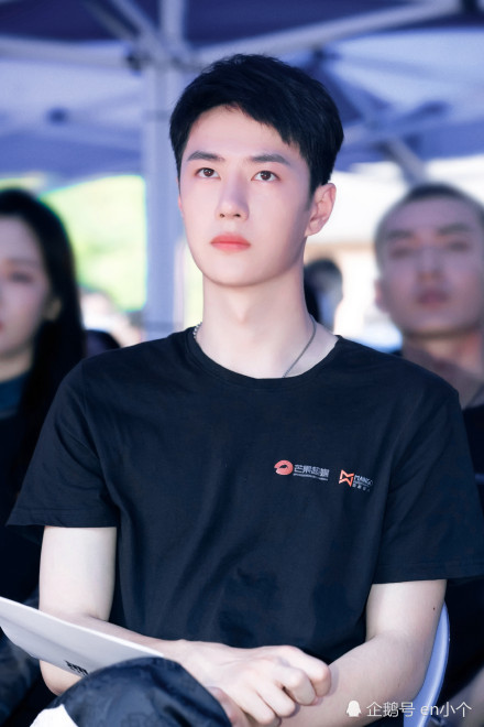 《冰雨火》云南开机,王一博短发造型也来啦 王一博短发干净清爽,期待