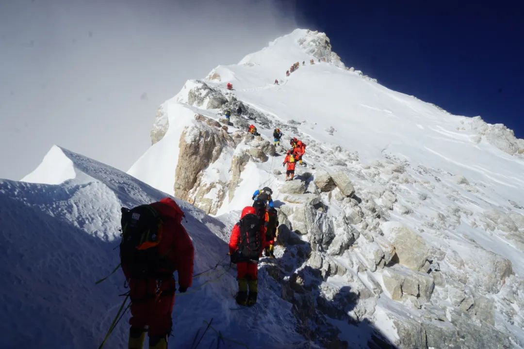 中国登顶珠峰60周年,南坡和北坡到底哪个难?