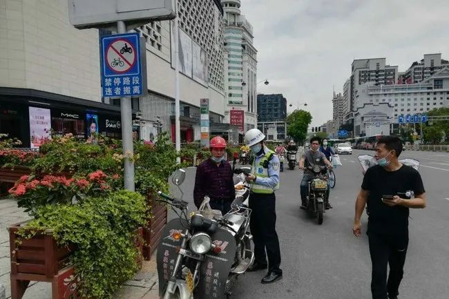 福州城区及各县市区重拳出击,着重整治摩托车闯禁行,未佩戴头盔,无牌