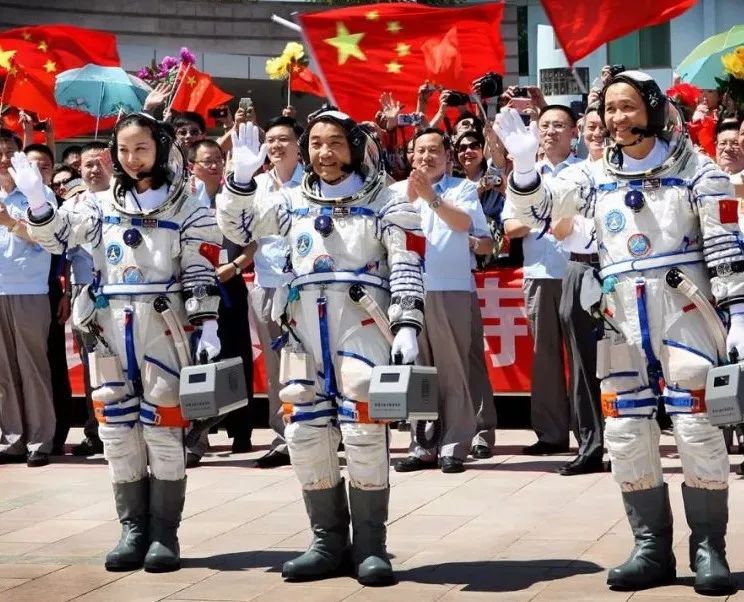 2013年6月11日,神舟十号任务航天员乘组出征