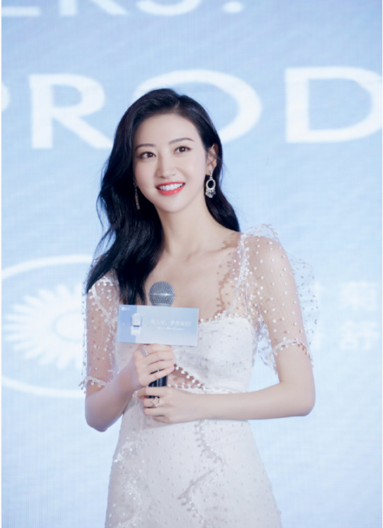 最美不过景甜的薄纱裙,草场照片成焦点,网友:太清秀!