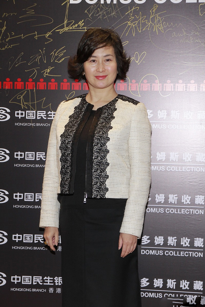 何超琼黑色造型气场十足,颜色低调却很高雅,不失豪门女强人身份