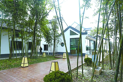 在枫泾镇新义村,9间农家猪棚被改建成有设计感的江南小屋.