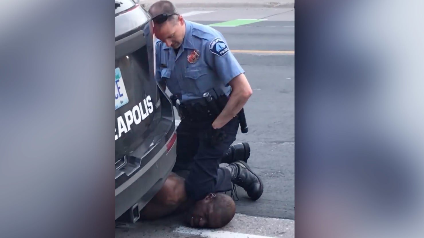 美国白人警察盘查黑人男子 膝盖压制致其窒息丧命